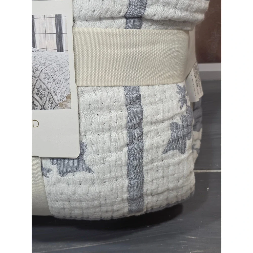 Threshold Matelasse Christmas Quilt Set Snowflake 3pc Reversible Full/Queen